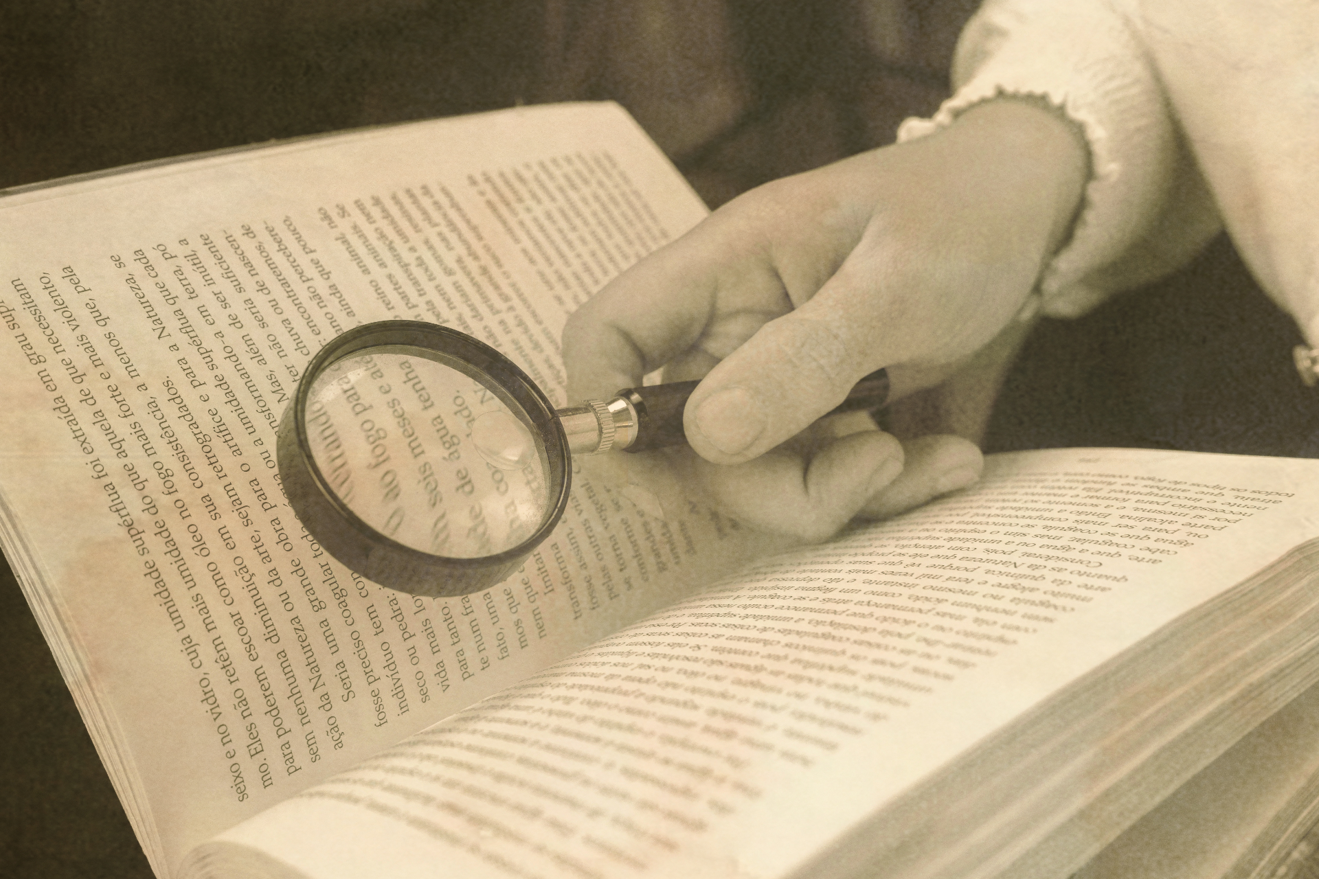Livro antigo aberto com anotações